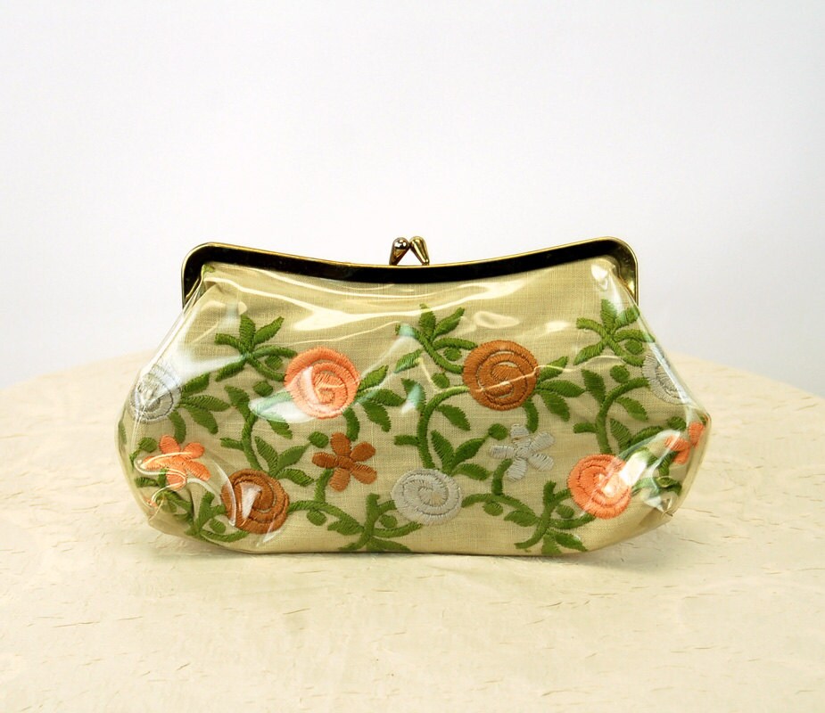 Embroidered clutch purse plastic covered linen purse kiss clasp 1950s 1960s