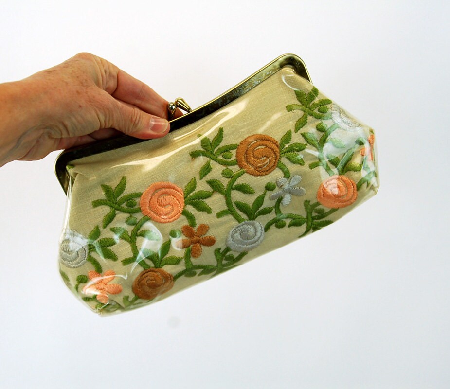 Embroidered clutch purse plastic covered linen purse kiss clasp 1950s 1960s