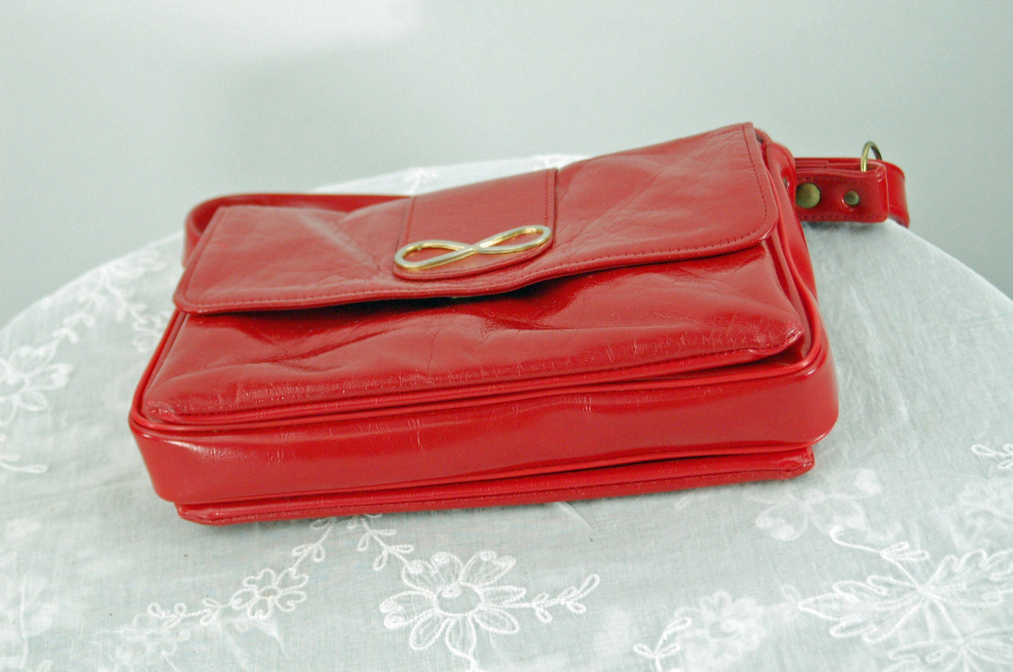 1960s red purse handbag shoulder bag faux leather vinyl bag VEGAN