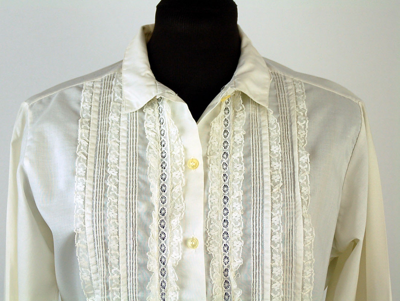 1960s blouse, cream white blouse, lace ruffle front, pintuck pleats, open lace work, Donnkenny, Size M